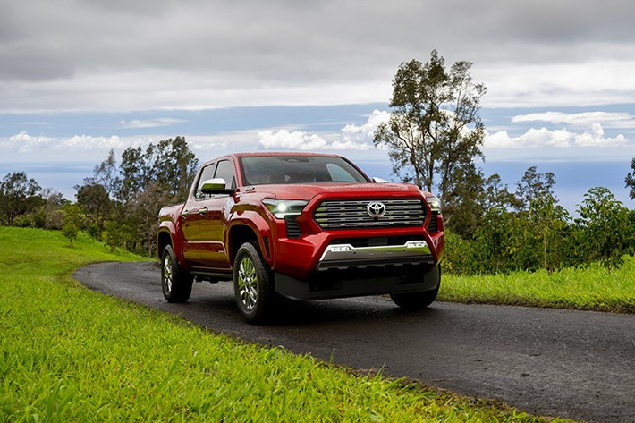 Toyota cho biết phiên bản mới của xe bán tải sẽ có mặt vào mùa đông năm nay. Về giá khởi điểm của Tacoma mới, Toyota đặt mức giá khởi điểm là 32.145 USD (khoảng 839 triệu đồng) cho phiên bản SR cơ bản. Phiên bản cao cấp nhất TRD Pro thậm chí còn đắt gấp đôi, với mức giá niêm yết lên đến 64.350 USD (hơn 1,68 tỷ đồng).