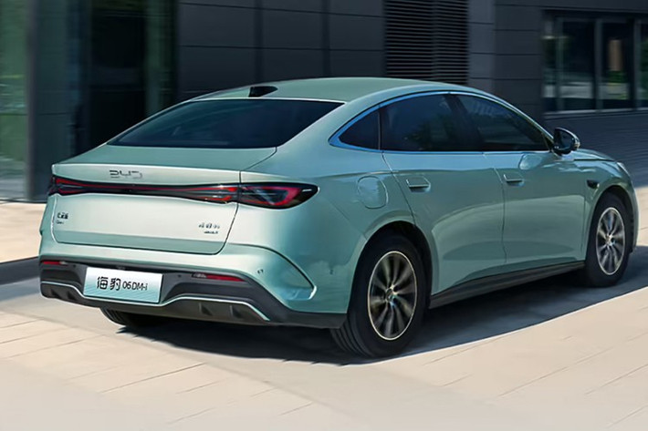 Nhờ pin dung lượng lớn, Seal 06 DM-i 2026 đạt phạm vi thuần điện 128km, giúp xe vượt chuẩn &gt;100km EV range để hưởng ưu đãi thuế NEV mới tại Trung Quốc. Các thông số này tương đương mẫu xe Seal 05 DM-i vừa ra mắt Việt Nam cách đây không lâu.