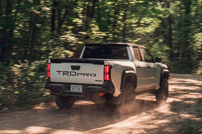 Cuối cùng, phiên bản Limited của Tacoma được nâng cấp là phiên bản hưởng lợi nhiều nhất về mặt cơ học, khi hệ thống treo thích ứng biến thiên (AVS) của hãng xe Nhật Bản giờ đây đã được trang bị tiêu chuẩn. Công nghệ này được sử dụng để liên tục điều chỉnh lực giảm xóc thông qua bộ truyền động tích hợp, mang lại cảm giác lái mượt mà.