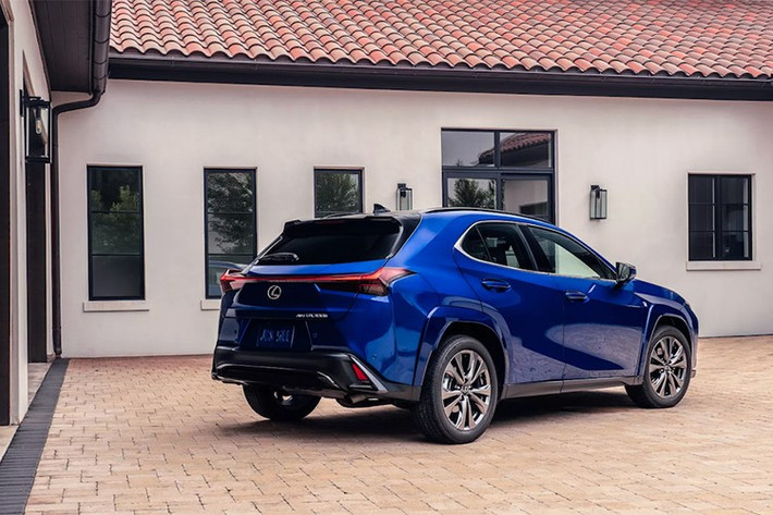 Lexus cũng cho biết mẫu xe được trang bị đèn pha tự động cân bằng góc chiếu như một tính năng tiêu chuẩn mới, cùng với hệ thống đèn nội thất theo chủ đề dành cho các phiên bản Premium và F Sport.