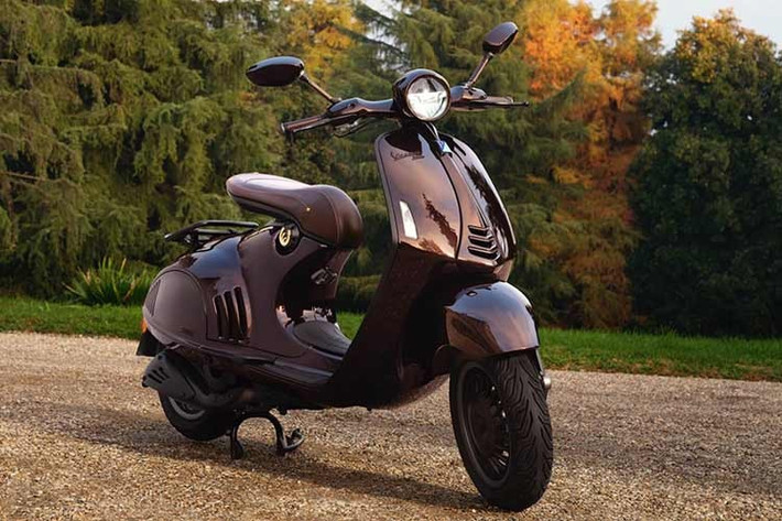 Hiện tại, một số đại lý đã bắt đầu nhận đặt hàng Vespa 946 Horse. Tuy mức giá chính thức tại thị trường trong nước chưa được công bố, nhưng căn cứ vào mức giá của các phiên bản tiền nhiệm, giới chuyên môn dự báo mẫu xe này sẽ có giá tiệm cận ngưỡng 500 triệu đồng.