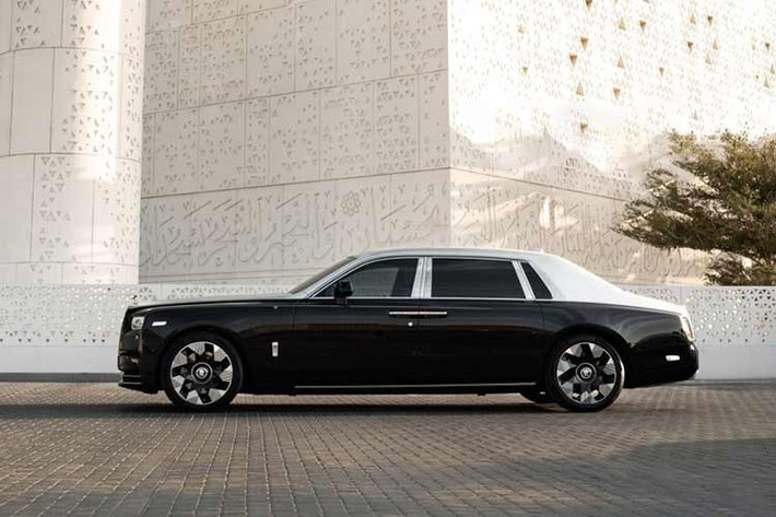 Điểm xuyết dọc thân xe là đường kẻ Coachline vẽ tay tỉ mỉ kèm họa tiết Arabesque đặc trưng. Vẻ ngoài quyền quý còn được tôn vinh bởi lưới tản nhiệt Pantheon phát sáng đặt trong khung Chrome tối màu, kết hợp cùng biểu tượng Spirit of Ecstasy có đèn nền và bộ mâm hợp kim 22 inch đánh bóng một phần, tạo nên một diện mạo vừa bí ẩn vừa quyền lực.