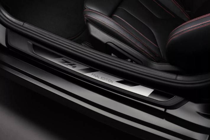 BMW mang đến hai lựa chọn hộp số: tự động 8 cấp hoặc số sàn 6 cấp. Đáng chú ý, phiên bản dùng số sàn đi kèm gói tối ưu Handschalter, bao gồm bộ lò xo riêng, kẹp thanh cân bằng gia cường, phần mềm trợ lực lái hiệu chỉnh và thuật toán kiểm soát lực kéo mới.