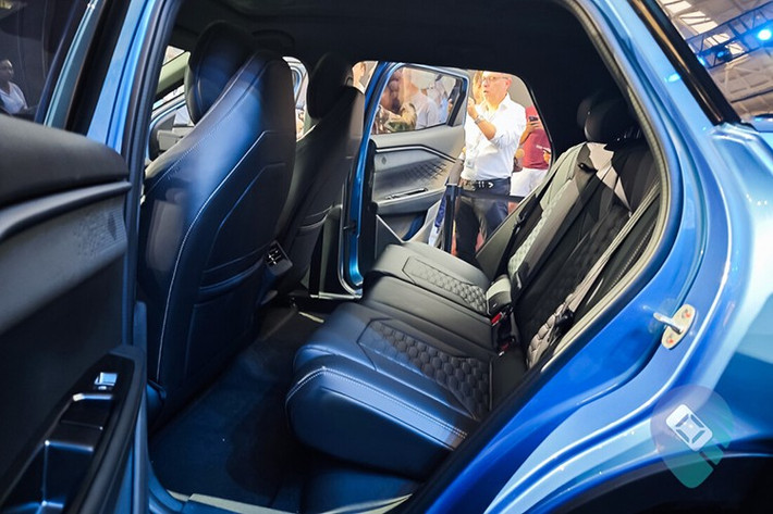 Đặc biệt, không gian nội thất của Omoda 4 sẵn sàng cho trải nghiệm chơi game khi trang bị ghế ngồi “Starship Commander Seat” với khoang lái phong cách game thủ. Đi cùng với đó là hệ sinh thái tùy chỉnh phong phú với nhiều màu sơn và phụ kiện khác nhau...