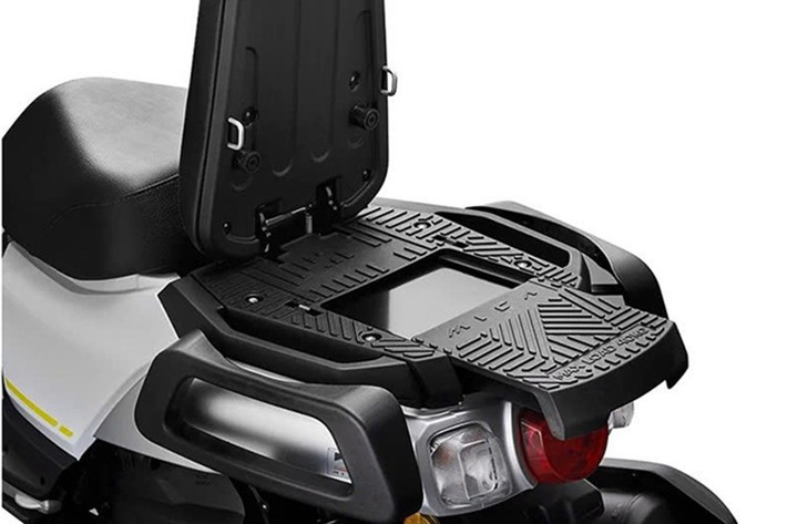 Mục đích này thể hiện rõ khi nhìn vào các chi tiết của 4MICAEP: ghế sau có thể gập lại cho phép nhanh chóng chuyển đổi mẫu xe tay ga này từ chở khách sang chở hàng mà không cần dụng cụ.