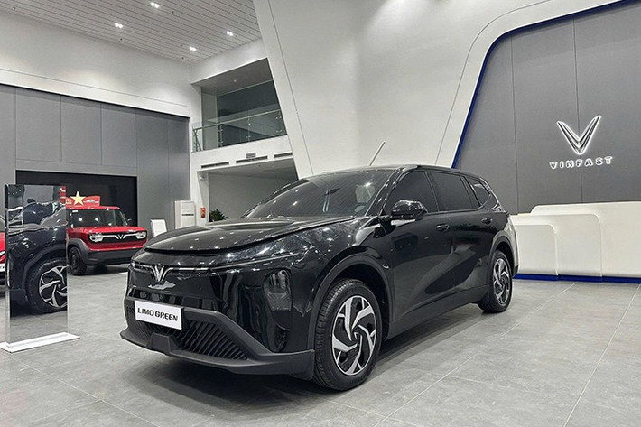 VinFast dự kiến công bố giá bán chính thức của Limo Green vào tháng 3/2026, trùng thời điểm mở bán thương mại. Tuy còn thời gian trước khi đi vào sản xuất đại trà, nhưng với cấu hình trang bị hấp dẫn, phạm vi hoạt động tốt và chính sách giá cạnh tranh, Limo Green dự kiến sẽ tạo ra sức hút lớn trong phân khúc MPV điện Indonesia.