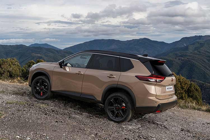 Nhìn từ bên hông, điểm nhấn nằm ở bộ mâm hợp kim 19 inch mới cùng vòm bánh xe được thiết kế lại. Xe cũng có bậc lên xuống mới, gương chiếu hậu sơn đen và cụm đèn hậu LED với đồ họa mới. Bảng màu ngoại thất được bổ sung hai lựa chọn mới gồm Universal Blue và Baja Storm, đều đi kèm tùy chọn phối hai tông màu.