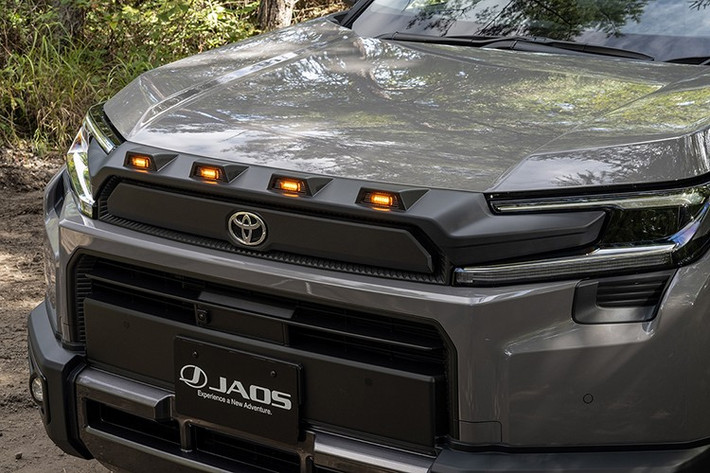 Bộ bodykit của Jaos bao gồm ốp cản trước cơ bắp với bốn đèn LED màu cam phong cách bán tải Mỹ, cản trước mở rộng ba mảnh, ốp sườn cứng cáp cùng hệ thống bảo vệ trụ cột thân xe.