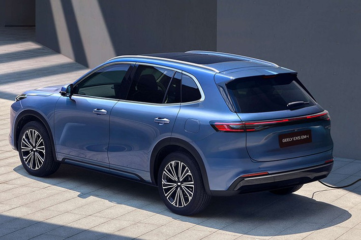 Trên các thị trường quốc tế, mẫu xe này còn được biết đến với tên gọi Galaxy Starship 7 EM-i hoặc Geely Starray EM-i. EX5 EM-i được phát triển trên nền tảng GEA – kiến trúc dành riêng cho các dòng xe năng lượng mới của Geely. Bộ pin LFP không chỉ đóng vai trò cung cấp năng lượng mà còn là một phần trong kết cấu sàn, giúp tăng độ cứng vững cho thân xe.