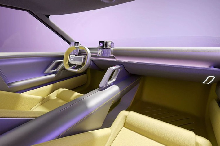 Từ những hình ảnh của Concept Three, dự đoán người dùng có thể cá nhân hóa trải nghiệm xe với hồ sơ đám mây, cài đặt tính năng theo yêu cầu, điều khiển bằng giọng nói tự nhiên và kết nối Apple CarPlay Ultra. Dưới màn hình trung tâm là hàng phím vật lý điều khiển hệ thống điều hòa – chi tiết được đánh giá cao về tính tiện dụng.