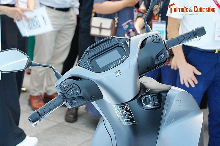 Bên cạnh những màu sắc mới thời thượng, diện mạo mới của SH160i/125i 2026 là tổng hòa của những đường nét thiết kế tinh tế. Cụm đèn trước được trang bị đồng bộ công nghệ LED hiện đại kế thừa từ mẫu xe SH350i đậm chất thể thao mạnh mẽ; cùng với thiết kế mới cao cấp, hài hoà cân đối với tổng thể thiết kế phía trước của xe.