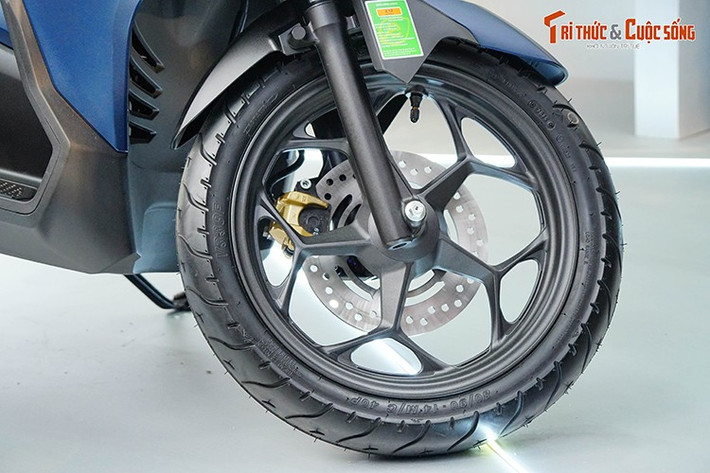 Cả hai phiên bản Air Blade 160/125 đều trang bị phuộc trước ống lồng, giảm chấn thủy lực và phuộc sau lò xo trụ, giảm chấn thủy lực. Hầu hết các phiên bản đều được trang bị hệ thống phanh kết hợp CBS, trong khi bản 160cc cao cấp có thêm phanh ABS một kênh cho bánh trước.