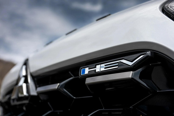 Điểm khác biệt duy nhất là khoảng sáng gầm xe 183 mm, thấp hơn so với 222 mm trên các mẫu Xforce thông thường. Tuy nhiên, XForce HEV vẫn có một số điểm khác biệt nhỏ so với phiên bản tiêu chuẩn.