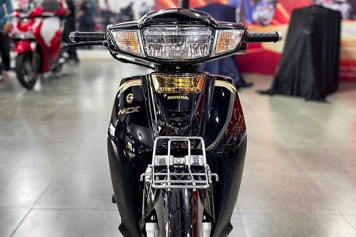 Honda Dream NCX 2026 sử dụng bộ tem họa tiết sọc Hyper Dynamic Stripe màu vàng bạch kim trang trí thân xe để tạo điểm nhấn. Tuy nhiên, khác với đời cũ bộ tem trên Honda Dream NCX 2026 mới được thiết kế nổi, với họa tiết hoa Rumdul (Quốc hoa của Campuchia) kèm đồ họa 3D tạo hiệu ứng khi ánh sáng chiếu vào.