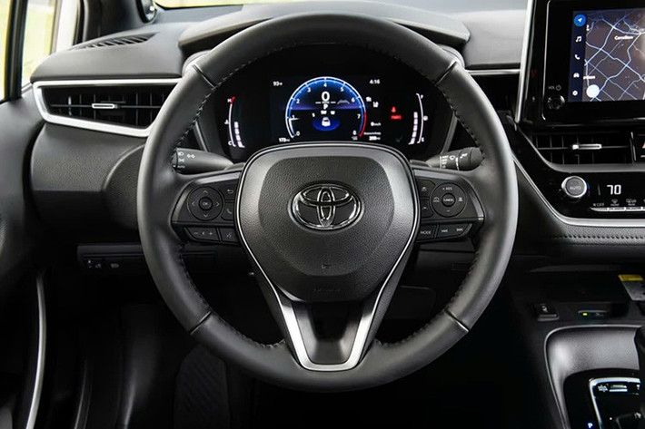 Về trang bị, Toyota Corolla 2026 nâng cấp có thêm camera hành trình trước sau chính hãng, chìa khóa kỹ thuật số. Ngoài ra, hãng cũng bổ sung một số tính năng ADAS như cảnh báo điểm mù, hỗ trợ ra khỏi xe an toàn, phanh hỗ trợ đỗ xe...