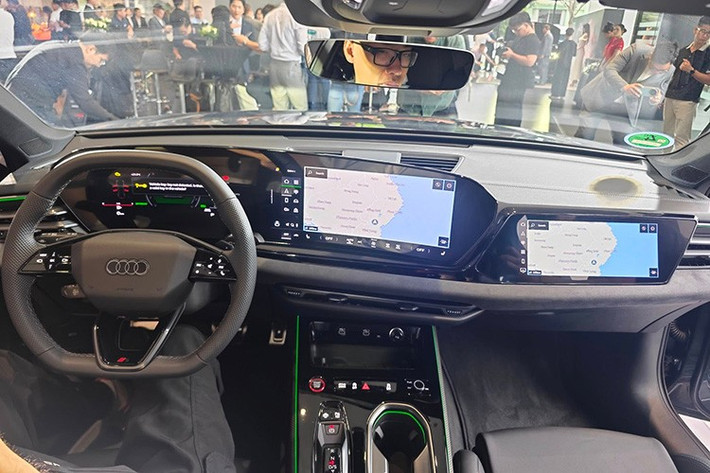 Khoang nội thất tiếp tục là điểm thể hiện rõ triết lý “lấy người lái làm trung tâm” của Audi. Không gian được mở rộng theo chiều ngang, kết hợp các vật liệu cao cấp và hệ thống điều khiển đặt đúng vị trí trực quan.