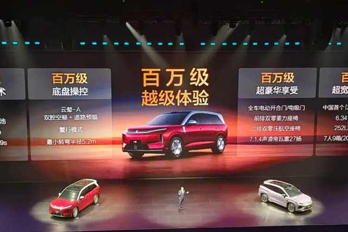 Datang được áp dụng ngôn ngữ thiết kế Dragon Face quen thuộc của thương hiệu BYD. Trong đó, phần đầu xe nổi bật với dải đèn định vị ban ngày Dragon Whiskers kéo dài và hốc gió lớn hình thang. Các chi tiết đáng chú ý khác gồm tay nắm cửa bán ẩn, cảm biến LiDAR trên nóc xe và mâm hợp kim mạ crôm với kích thước 20 inch hoặc 21 inch, tùy phiên bản.