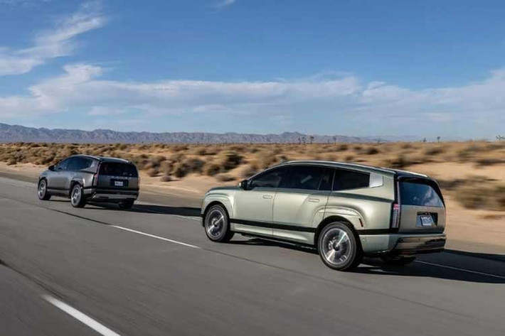 Mẫu xe SUV cỡ lớn IONIQ 9 được phát triển trên nền tảng E-GMP dành cho xe điện của thương hiệu Hyundai, xe trang bị bộ pin dung lượng 110,3 kWh cho phạm vi hoạt động hơn 500 km sau mỗi lần sạc.