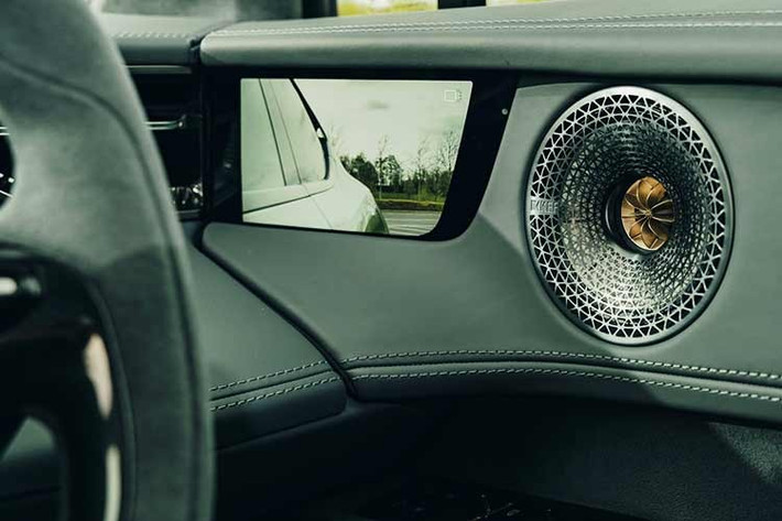 Bên dưới lớp vỏ , hệ thống thanh ổn định chống nghiêng chủ động 48V tương tự như trên Eletre vẫn được giữ nguyên, cũng như hệ thống treo khí nén hai khoang tiên tiến và bộ giảm chấn thích ứng hai van. Mặc dù được trang bị hệ thống hybrid cắm điện mới, trọng lượng của For Me vẫn xấp xỉ Eletre, dao động từ 2.575kg đến 2.626kg, tùy thuộc vào cấu hình.