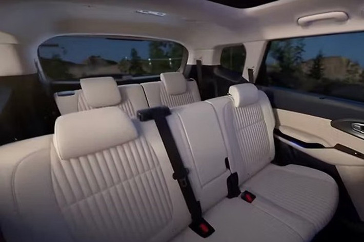 Xe được trang bị ghế trước thông gió, hệ thống lọc không khí thông minh và dàn âm thanh cao cấp 8 loa BOSE. Những trang bị này không chỉ nâng cao trải nghiệm người dùng mà còn cho thấy nỗ lực của Kia trong việc cân bằng giữa tính tiện nghi và mức giá phổ thông.