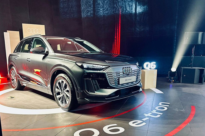 So về thông số vận hành, Q6 e-tron đang tốt hơn so với iX3. Mẫu xe của BMW có tầm vận hành chỉ khoảng hơn 460 km. Công suất động cơ iX3 là 210 kW (286 mã lực). Mức giá xe Audi Q6 e-tron 2025 tại Việt Nam bán ra chính hãng là 3,199 tỷ đồng. Chính sách bảo hành dành cho xe là 3 năm và không giới hạn km, trong khi chính sách bảo hành pin là 8 năm hoặc 160.000 km.
