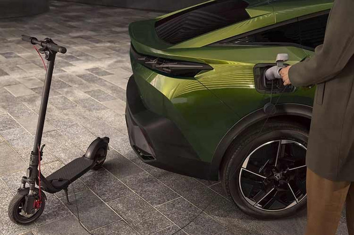 Tiếp theo là bản 408 Plug-in Hybrid 240 e-DCS7, kết hợp động cơ xăng 180 mã lực với mô-tơ điện 125 mã lực, cho tổng công suất 240 mã lực. Xe sử dụng hộp số ly hợp kép 7 cấp (trước đây là hộp số tự động 8 cấp), cùng với bộ pin 14,6 kWh cho phép sạc đầy trong hơn 2 giờ và quãng đường chạy thuần điện lên tới 85 km.