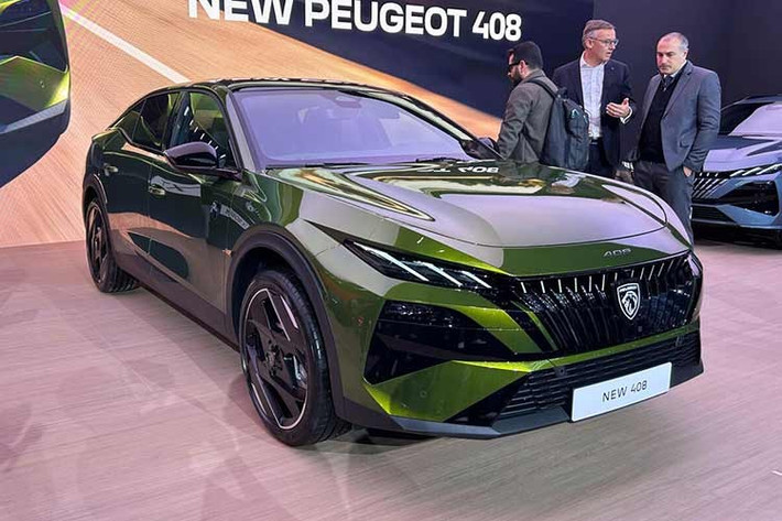 Peugeot chính thức giới thiệu phiên bản nâng cấp giữa vòng đời cho mẫu 408 thế hệ thứ ba tại châu Âu. Mẫu crossover fastback này được ra mắt lần đầu vào giữa năm 2022 như một sự chuyển mình từ kiểu dáng sedan truyền thống sang thiết kế hiện đại, thể thao hơn.