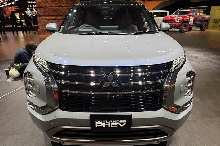 Mức giá Mitsubishi Outlander PHEV 2026 khởi điểm từ 50.498 USD (khoảng 1,42 tỷ đồng), cao hơn khoảng 2.000 USD (52,54 triệu đồng) so với thế hệ trước. Đây là bước đi chiến lược của hãng xe Nhật Bản nhằm làm mới danh mục sản phẩm và duy trì sức hút của mẫu xe bán chạy nhất trong đội hình tại thị trường Bắc Mỹ.