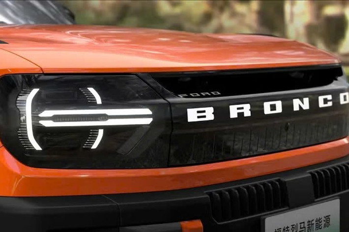 Bản mở rộng phạm vi được trang bị pin 43,7 kWh, cho khả năng chạy điện thuần khoảng 220 km, hoặc lên tới 1.220 km nếu kết hợp với bình xăng đầy. Trong khi đó, bản chạy điện hoàn toàn dùng bộ pin lớn hơn nhiều – 105,4 kWh, cho quãng đường tối đa 650 km chỉ với một lần sạc.