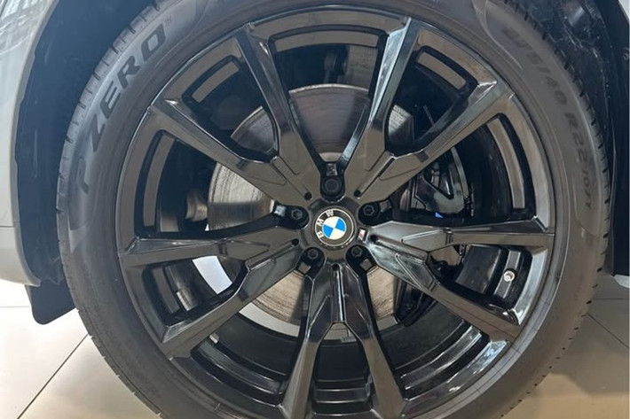 Trong khi đó, bản hiện hành tại Việt Nam mới chỉ có các công nghệ như cảnh báo điểm mù, cảnh báo chệch làn, hỗ trợ phanh khẩn cấp tự động và đèn chiếu xa tự động. Nếu đi theo hướng tương tự mẫu X3 thế hệ mới vừa ra mắt, X7 có thể sẽ có thêm ga tự động thích ứng và hỗ trợ giữ làn đường.