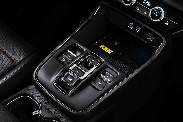 Honda CR-V e:HEV sở hữu tính năng đề nổ từ xa tích hợp trên chìa khóa thông minh; đóng/ mở dễ dàng bằng thẻ khóa từ thông minh nhỏ gọn (phiên bản e:HEV RS). CR-V e:HEV L chỉ sử dụng đồng hồ hiển thị 7 inch thay vì 10,2 inch như bản RS. Phiên bản L cũng không có đèn viền nội thất, cửa sổ trời toàn cảnh, hiển thị thông tin lên kính lái HUD, chìa khóa thẻ từ.