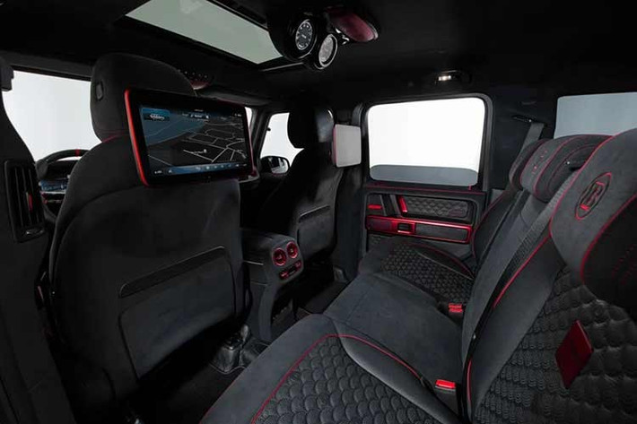 Tất cả 4 cửa và cửa cốp đều có bệ bước chân carbon có đèn chiếu sáng tích hợp logo BRABUS, đồng bộ với hệ thống đèn viền nội thất của xe.