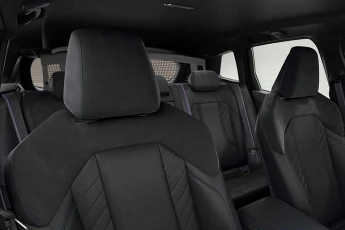 Sức mạnh được truyền xuống bốn bánh thông qua hộp số tự động 8 cấp và hệ dẫn động AWD tiêu chuẩn, đảm bảo sự linh hoạt trên mọi địa hình. Không chỉ mạnh mẽ, phiên bản cao cấp nhất của dòng X3 còn được chú trọng đặc biệt về mảng an toàn với gói công nghệ ADAS toàn diện.