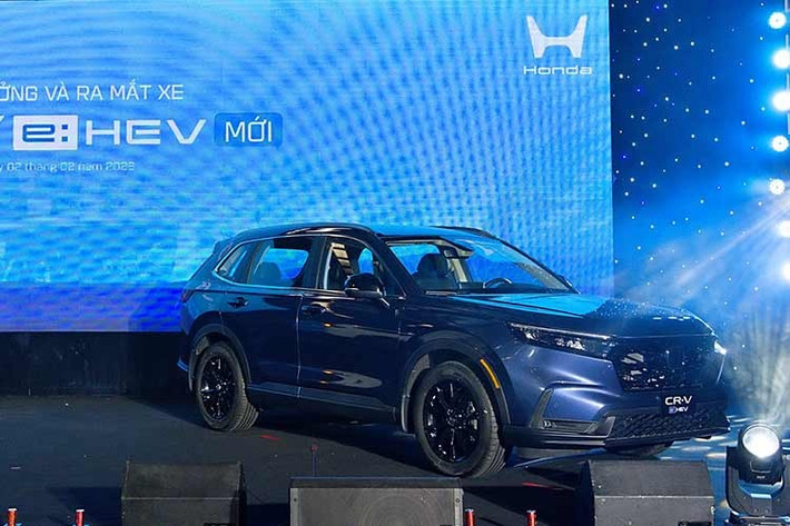 Honda CR-V e:HEV áp dụng chính sách bảo hành toàn diện: Bảo hành tiêu chuẩn 3 năm hoặc 100.000 km (tùy theo điều kiện nào đến trước) và đặc biệt Gia hạn Bảo hành miễn phí thêm 2 năm hoặc 50.000 km (tùy theo điều kiện nào đến trước). Xe có 3 màu gồm: Đen; Đỏ (màu mới); Xanh; Xám và mở bán từ ngày 11/02/206, mức giá bán chưa được công bố.