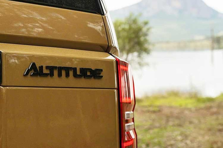 Đây là lần đầu tiên hãng kết hợp hệ thống cảm biến này với bộ mâm 18 inch đi kèm lốp địa hình Toyo đặc chủng. Cách làm này tương đồng với mẫu xe sang Lexus GX 550 Overtrail, giúp người lái dễ dàng kiểm soát tình trạng lốp khi di chuyển qua các địa hình phức tạp hoặc khi cần xả bớt hơi để tăng độ bám đường.