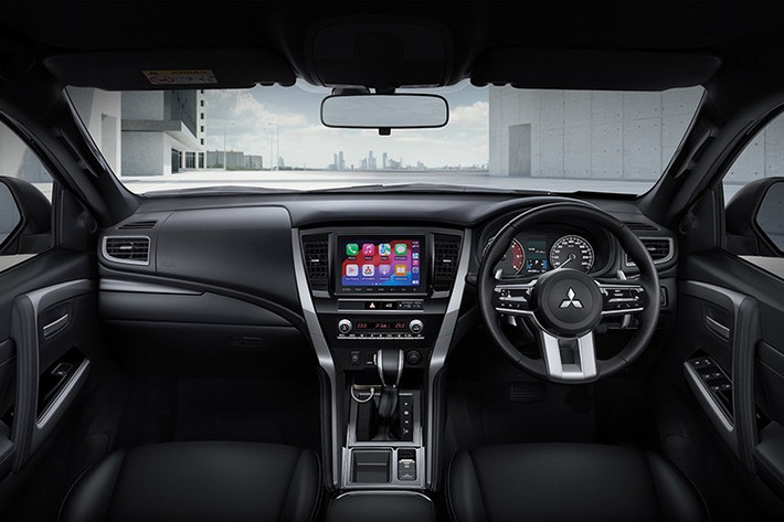 Về nội thất, không gian bên trong Mitsubishi Pajero Sport thế hệ mới không có nhiều thay đổi đáng kể cả về hình thức lẫn trang bị tiện ích so với bản tiền nhiệm, nhưng được bổ sung thêm một số trang bị tiện nghi hiện đại.