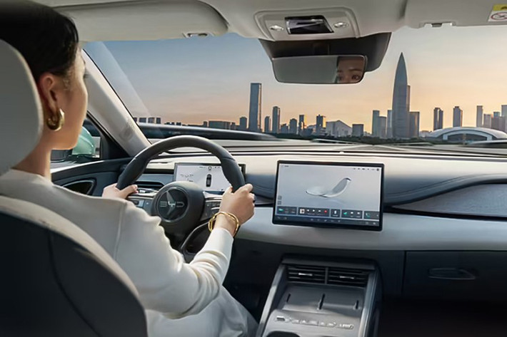 Tổng thể mang phong cách trẻ trung, gọn gàng, mang hơi hướng của dòng sedan mới dành cho khách hàng đô thị. Kích thước của Seal 06 DM-i 2026 nằm trong nhóm sedan hạng trung với thông số Dài x Rộng x Cao lần lượt: 4.830 x 1.875 x 1.495mm, chiều dài cơ sở: 2.790mm.