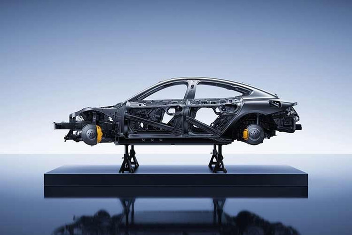 Hệ thống khung gầm “Dragon Chassis” do Xiaomi phát triển tiếp tục được duy trì, với treo trước tay đòn kép và treo sau đa liên kết độc lập. Hai phiên bản Pro và Max được trang bị thêm hệ thống treo khí nén hai buồng kín kết hợp giảm chấn biến thiên, giúp cải thiện đáng kể độ êm ái và ổn định.