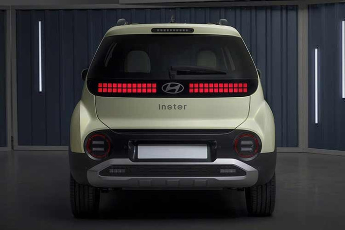 Tại Hàn Quốc, Casper Electric Lounge hiện là phiên bản có giá bán cao nhất trong dòng xe này, ở mức 36,41 triệu won (24.500 USD - khoảng 638 triệu đồng), cao hơn bản Cross khoảng 1,26 triệu won (850 USD). Tuy nhiên, sau khi áp dụng các chính sách hỗ trợ xe điện, giá thực tế có thể giảm xuống đáng kể, chỉ còn quanh mức 20 triệu won, (13.400 USD - hơn 349 triệu đồng) giúp mẫu xe trở nên dễ tiếp cận hơn với người dùng đô thị.