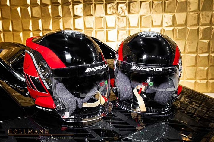 Khả năng tăng tốc từ 0-100 km/h chỉ trong 3,6 giây, trước khi đạt được vận tốc tối đa 315 km/h. Chủ nhân sở hữu PureSpeed được nhận cặp nón bảo hiểm của thương hiệu Bell, sơn màu tương tự ngoại thất.