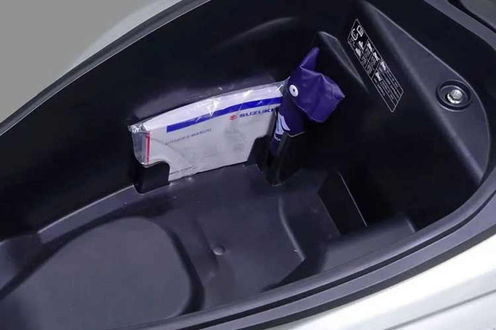 Chiều cao yên 780 mm khá phù hợp với thể trạng người châu Á, trọng lượng 111 kg giúp việc dắt xe, quay đầu hay len lỏi phố đông trở nên nhẹ nhàng hơn nhiều, khoang chứa đồ dưới yên dung tích 21,5 lít rất tiện dụng. Cụm đèn hậu kéo dài hết chiều ngang đuôi xe giúp tăng độ nhận diện khi di chuyển ban đêm.