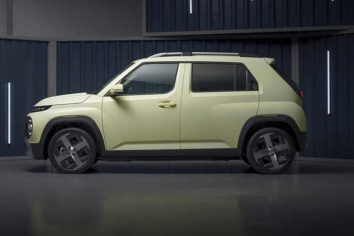 Trong dải sản phẩm, phiên bản Lounge được định vị cao hơn bản Cross mang phong cách địa hình, trở thành lựa chọn cao cấp nhất. Ở ngoại thất, xe được nhận diện với lưới tản nhiệt thiết kế mới, tùy chọn màu sơn độc quyền Glow Mint cùng các chi tiết ốp thân xe hoàn thiện sáng hơn.