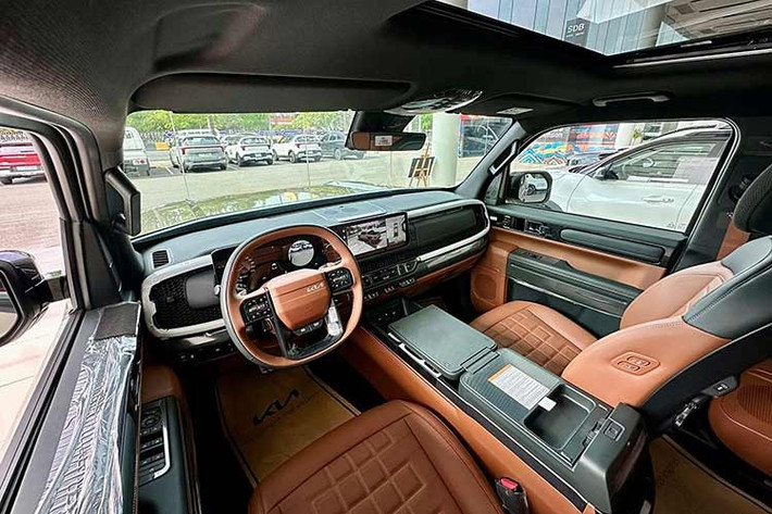 Nội thất của Tasman hiện đại và thân thiện, dễ hợp mắt số đông. Xe có ba màn hình liền khối: bảng đồng hồ 12,3 inch, màn hình cảm ứng 5 inch điều khiển điều hòa và màn hình trung tâm 12,3 inch kết nối Apple CarPlay/Android Auto không dây. Cần số điện tử nằm sau vô-lăng ba chấu to bản kèm lẫy chuyển số. Tổ hợp phím vật lý cho hệ thống âm thanh, điều hòa và tính năng vận hành giúp người dùng thuận tiện thao tác.