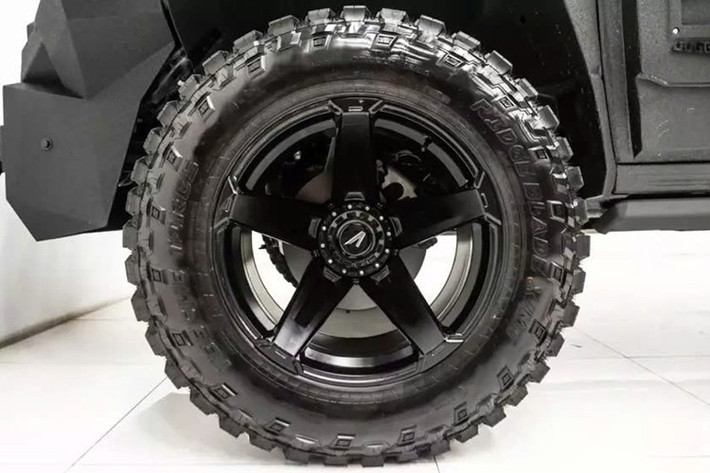 Xe được trang bị vòng chữ D và điểm phục hồi ở lưới tản nhiệt và cản xe, cho phép giải cứu những chiếc xe bị kẹt trong điều kiện địa hình khó khăn. Cabin xe lại mang đến một câu chuyện hoàn toàn khác.