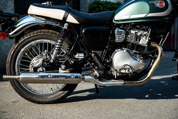 Hệ thống treo của xe gồm phuộc ống lồng truyền thống phía trước. Bánh trước dùng vành căm 18 inch, phanh đĩa tích hợp ABS. Bánh sau kích thước 17 inch, cũng là phanh đĩa đơn có ABS.