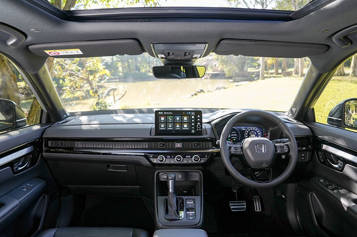 Hệ truyền động hybrid gồm động cơ xăng 2.0L Atkinson kết hợp với hai mô-tơ điện, cho tổng công suất 207 mã lực và mô-men xoắn 335 Nm. Có hai lựa chọn: cầu trước (2WD) hoặc hệ dẫn động 4 bánh toàn thời gian Real-Time AWD với hệ thống điều khiển thông minh E-DPS.