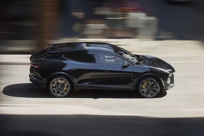 Được sản xuất tại Vương quốc Anh, mẫu xe duy nhất sử dụng động cơ đốt trong của thương hiệu Lotus tính đến tháng 11/2025 là Emira. Chính xác là 1.298 chiếc đã được giao trong chín tháng đầu năm, tăng 64% so với cùng kỳ năm ngoái.