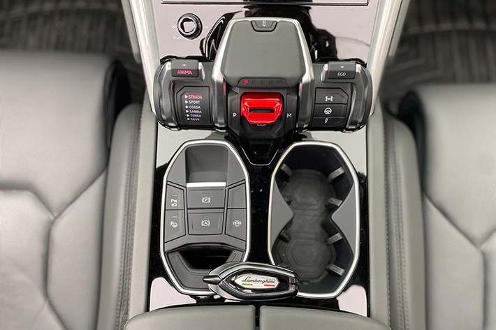 Động cơ kết hợp cùng hộp số tự động 8 cấp và hệ dẫn động 4 bánh giúp Lamborghini Urus có thể tăng tốc từ vị trí xuất phát lên 100 km/h trong 3,6 giây trước khi đạt vận tốc tối đa 305 km/h.