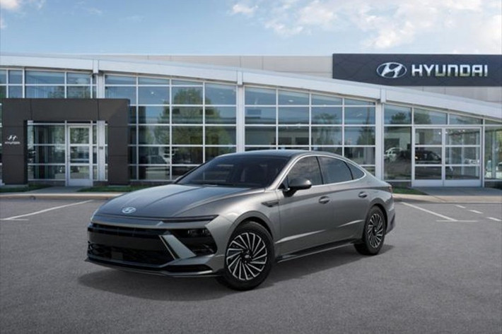 Hyundai Sonata Hybrid: 5,0 lít/100 km ﻿Mẫu sedan hạng D đến từ Hàn Quốc ghi điểm nhờ khả năng tiết kiệm nhiên liệu trên đường cao tốc (4,6 lít/100 km) và tổng thể trung bình chỉ 5,0 lít/100 km. Đây là lựa chọn phù hợp cho người thường xuyên di chuyển đường trường, cần một mẫu xe vận hành êm ái, ổn định.