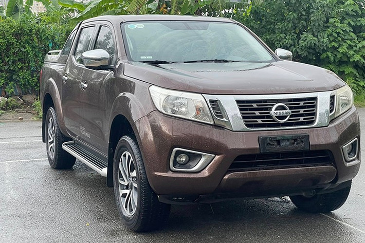 Nissan Navara 2015 tầm giá 300 triệu được người sử dụng đánh giá cao ở thiết kế đậm chất nam tính, khoang nội thất rộng rãi cùng nhiều trang bị tiện nghi. Ngoài ra, xe có khả năng vận hành ổn định, tiết kiệm nhiên liệu.